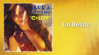Kadr z teledysku Un besito tekst piosenki Aura Cristina Geithner