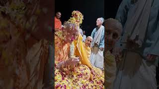 Flower Abhishek  - Radhanath Maharaj showering flowers on Jananivasa Prabhu #kirtan
