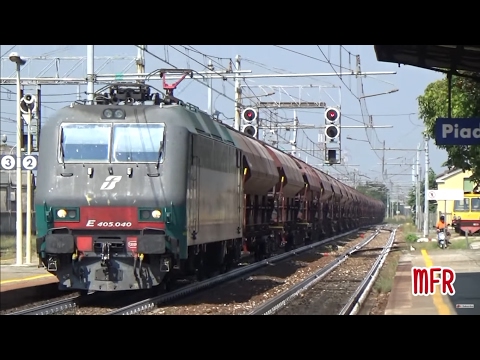 La E405.040 traina 20 tramogge da CAVA TIGOZZI a VILLA OPICINA alla stazione di PIADENA.