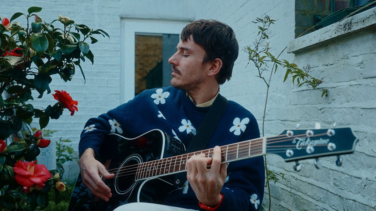 Medium Build - Never Told U (Live from London)