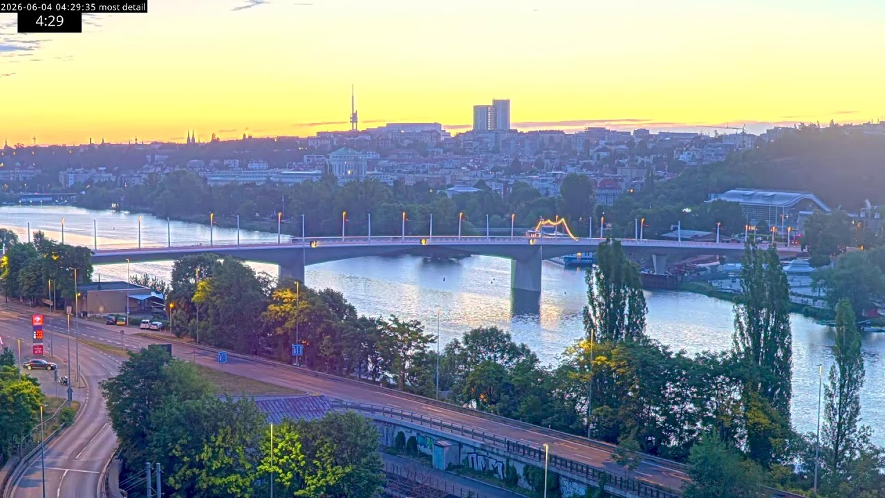 Live webcam view of Puente Dvorecký sobre el Moldava