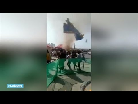 Wervelwind sleurt springkussen de lucht in: twee kinderen dood - RTL NIEUWS