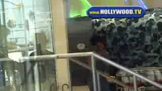 EXCLUSIE: Rihanna Shops At Go Ape On Melrose