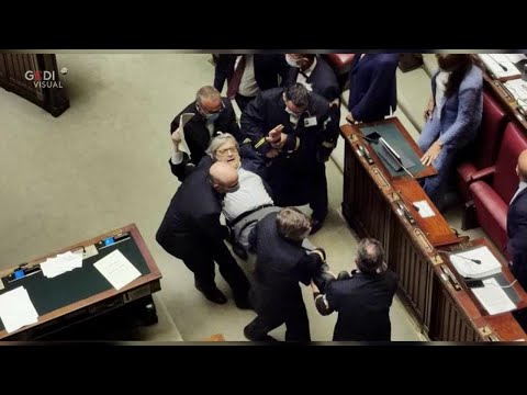 Sgarbi portato via di peso dall'Aula: social scatenati