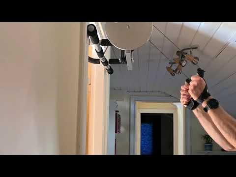 INSKI XC Trainer stakmaskin i dörröppningen