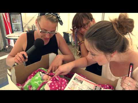Bea en Gea kijken bij de opbouw