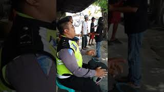 Download lagu VIRAL POLISI KEREN !! MEMORI BERKASIH feat PENGAMEN JALAN - 100% keren mp3
