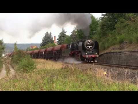 Drei 50er vor schweren Güterzügen