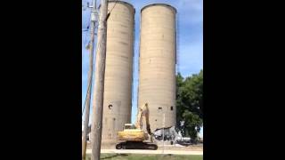 preview picture of video 'Mineral Cement Silo Destruction'