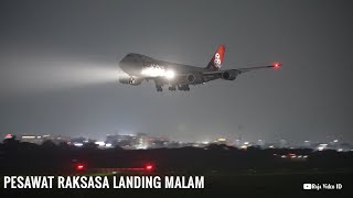 Download lagu Waw Pesawat Super Besar Landing Malam di Bandara S... mp3