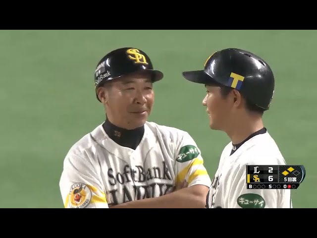 【5回裏】ホークス・飯田コーチがクルクル回避!! 抜群の運動神経は健在!? 2015/8/14 H-L