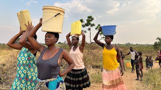 African village life / Fetching Water In The Evening