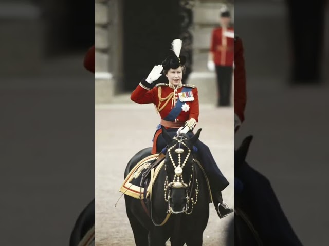 Vídeo relacionado con Die Queen: Elisabeth II - Porträt einer Königin | Intime Biografie der Königin von England mit 12 berühmten Fotografien (German Edition)