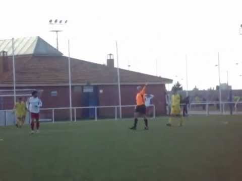 Minuto 79. Peli no llega al balón en boca de gol, ocasión para la EMF Tielmes