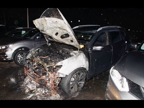 RAKETE LANDET AUF AUTO: BRAND HINTERLÄSST TOTALSCHADEN