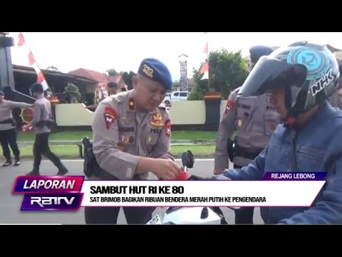 Sat Brimob Bagikan Bendera Merah Putih ke Pengendara 