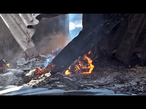 Großbrand in Freyenstein: Lagerhalle zerstört, Löschwasser knapp