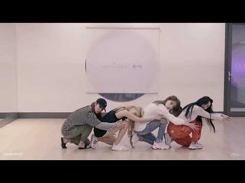 I put Sunmi's Gashina over Mamamoo's Egoistic Dance Practice