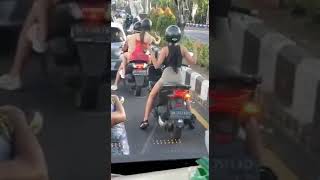 Download lagu 😱😱viralll bule joget Tik tok di lampu merah|||#videoshort #shorts #funny #shortvideo mp3