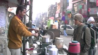 preview picture of video 'How to make chai tea in New Delhi Street, India'