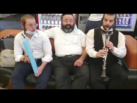 ריקוד הכסאות עם דוד קליגר ואיש המלודיקה אהרלה גולדמן והרב מאיר בלוך