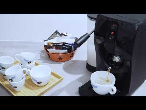 Zubereitung eines typisch österreichischen Verlängerten mit ESE Pad Maschine