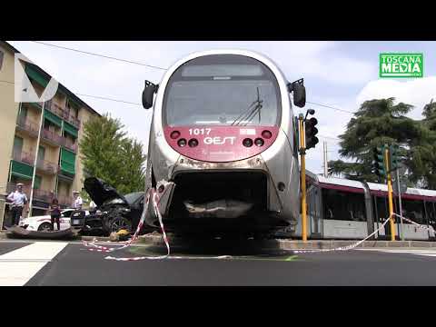 VIDEO - INCIDENTE AUTO-TRAMVIA IN PIAZZA BATONI