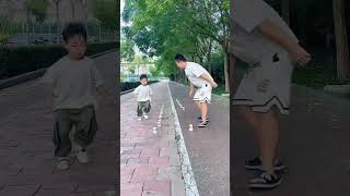 叠杯子挑战，还是儿子厉害#户外运动 #爸爸带娃