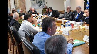 רה"מ נתניהו כינס את קבינט ניהול המלחמה בקריה בתל אביב (עדכוני משרד ראש הממשלה) - התמונה מוצגת ישירות מתוך אתר האינטרנט יוטיוב. זכויות היוצרים בתמונה שייכות ליוצרה. קישור קרדיט למקור התוכן נמצא בתוך דף הסרטון