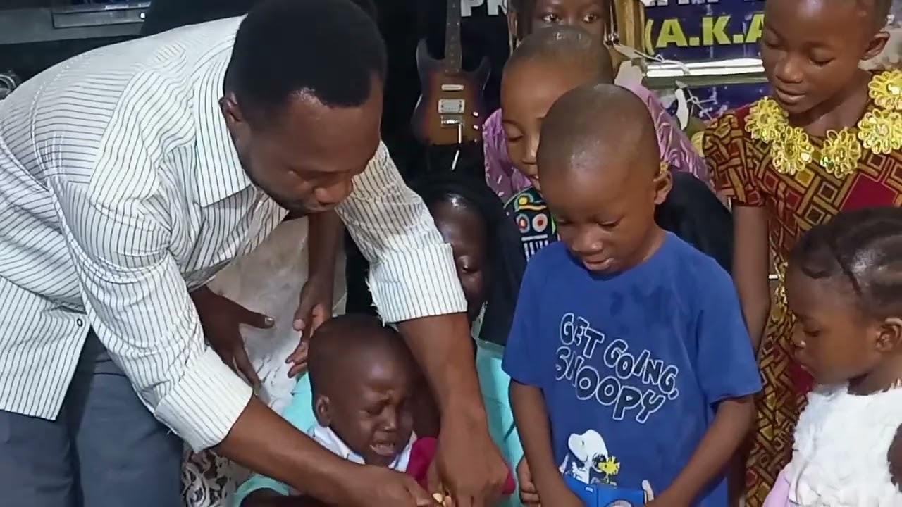 BABY ROLAND CUTTING HIS 2 YEARS BIRTHDAY 🎂 CAKE 🎂