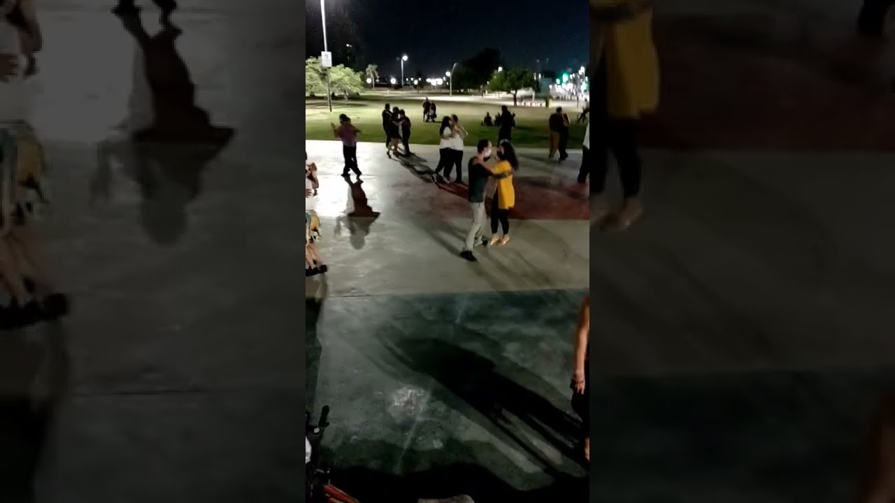 tango, luna, río, y parque. Baile de tango bajo la luna