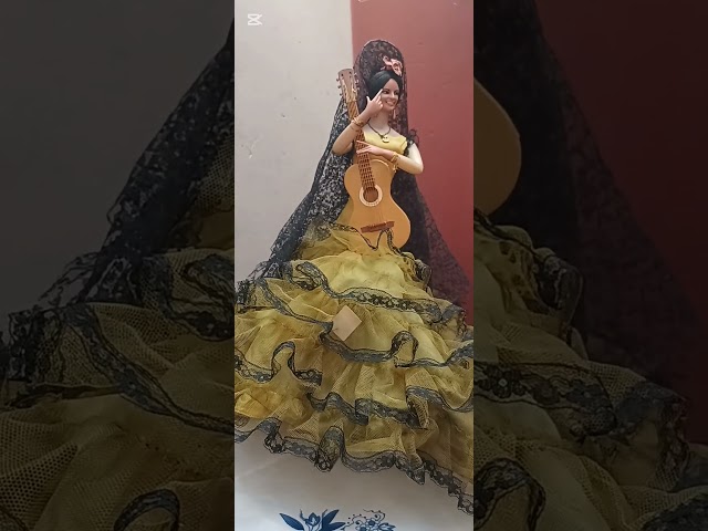 Vídeo relacionado con Muñeca colección Simona Original 40 cm. 100% Vinilo con Chaqueta Chubasquero edición Limitada. Fabricada en España por Folk Artesanía