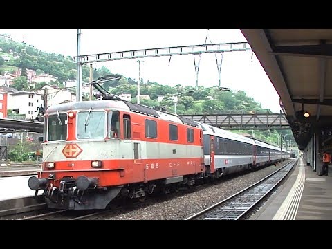 SBB Re 4/4 II 11109 mit EC in Bellinzona [7.6.11]