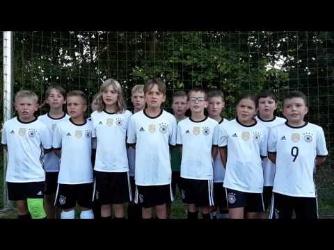 U-21-Länderspiel in Kassel: E-Jugend der SG Neuental/Jesberg läuft mit ein