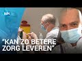 Dickey krijgt eerste coronavaccin als verpleeghuismedewerker