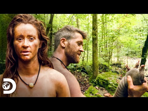 Jake and Holly manage to capture an armadillo | Naked and Afraid | Discovery Brazil