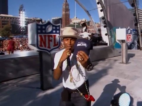 Pharrell Williams & 12th Man sing Happy Live from Seattle
