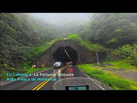 La Ruta De San José a La Fortuna en Costa Rica, Un Poco Peligrosa Con La Lluvia Pero Con Vegetacion.