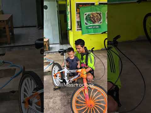 Mau berangkat sekolah sepeda di tungguin sama adik #shorts