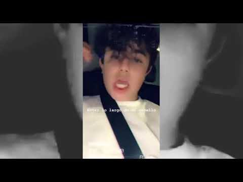 Sebastian Urdiales y Sarah Silva bailando y cantando en el carro