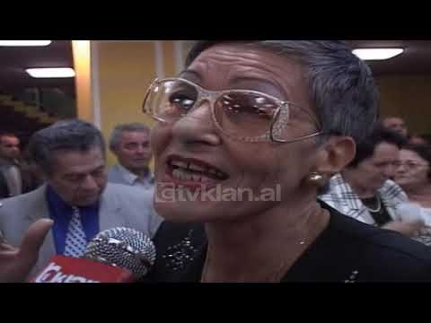 Lucie Milotit i jepet urdhri Mjeshtri i madh (3 Nentor 2001)