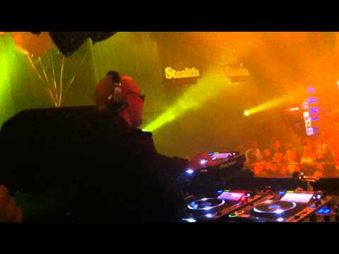 Roger Sanchez playing "Pinches" Luxury Trax