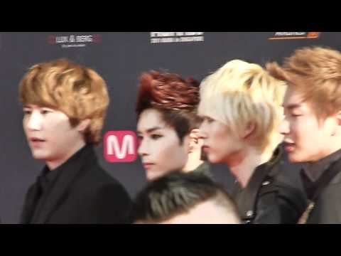 111129 Suju Cut 4 @ MAMA SG Red Carpet 2011 ( Fancam )