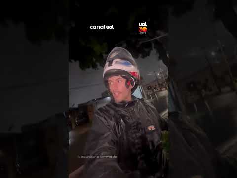 Motoboy interrompe entrega para retirar galho da rua e evitar acidentes