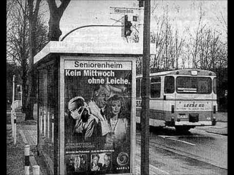 Christian Ulmen + Oma an einer Bushaltestelle