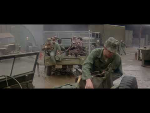 Donald Sutherland,Tom Skerritt in M*A*S*H - Car