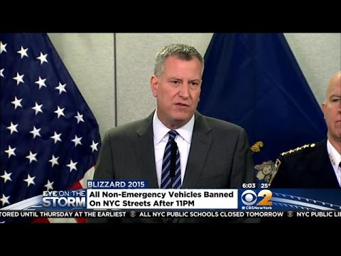 吹雪が地域を襲うように非常事態の状態のNYC (NYC In State Of Emergency As Snowstorm Slams Region)