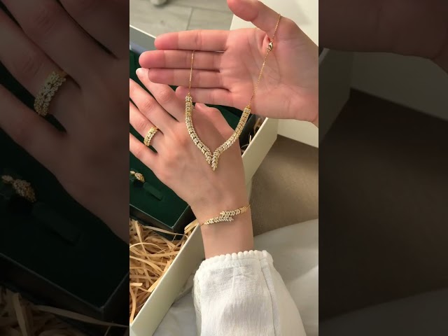 طقم نسائي ذهبي من طقم وساعة للإهداء المميز