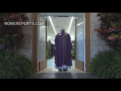 El Papa Francisco abre otra puerta santa en un centro para personas sin techo