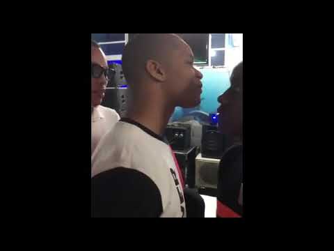 Johnny Berry insulta Uami ndongadas (Chamando o Uami de segurança da clé)